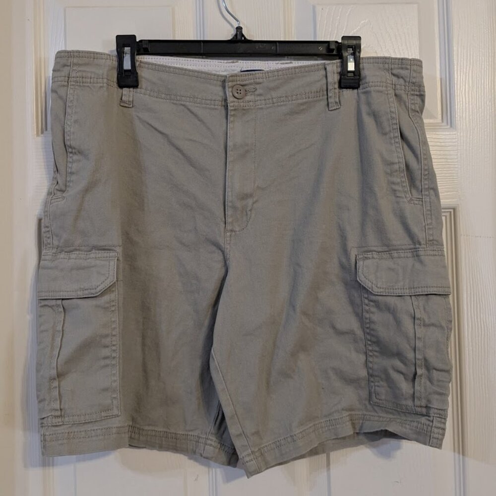 To help your George beige cargo shorts stand out on Poshmark, I've designed a de
